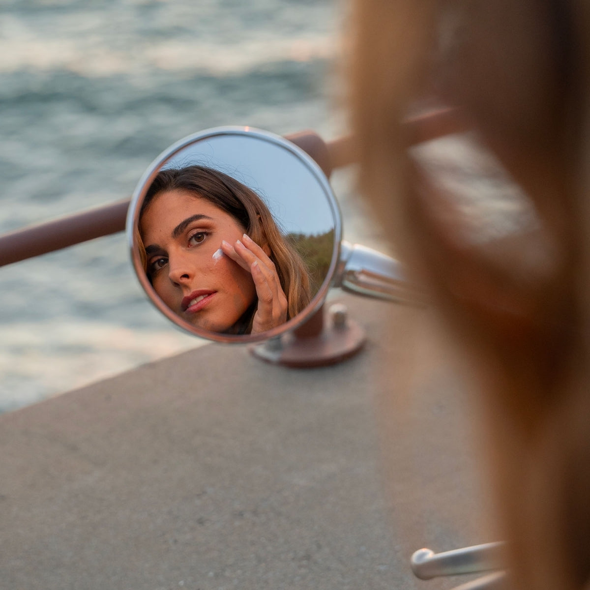 Aplicación del Bloqueador Solar Facial SPF50 de Alga Maris - Textura Ligera y No Grasa