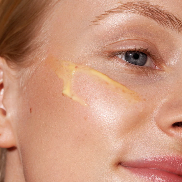 Aplicación del Intense Glow Vitamin C Concentrate para una Piel Radiante