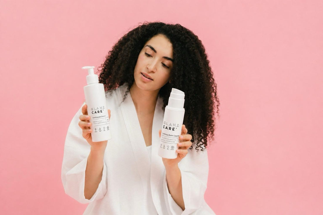 Mujer aplicando rutina de doble limpieza orgánica en Costa Rica con Luminous Balm Cleanser y Gel Clarificante | Glanz Care