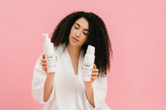 Mujer aplicando rutina de doble limpieza orgánica en Costa Rica con Luminous Balm Cleanser y Gel Clarificante | Glanz Care