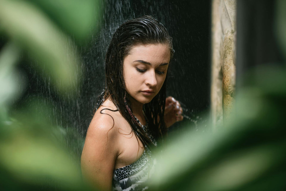 Piel grasa en clima húmedo: cómo controlar brillo, poros y brotes en Costa Rica