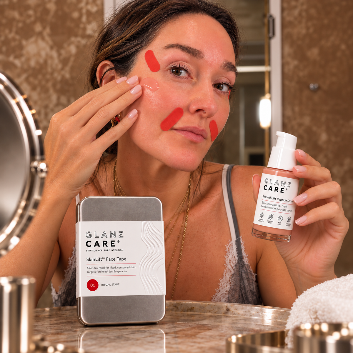 Aplicación de SkinLift Face Tape en el rostro como parte del ritual nocturno