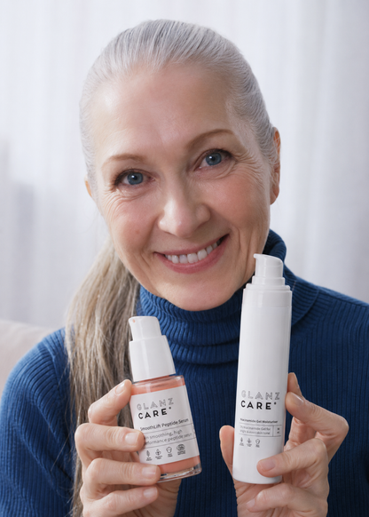 Mujer madura sosteniendo el SmoothLift Peptide Serum y Niacinamida 5% de Glanz Care Costa Rica