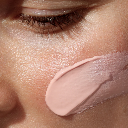 Textura del SmoothLift Peptide Serum aplicada en la piel.